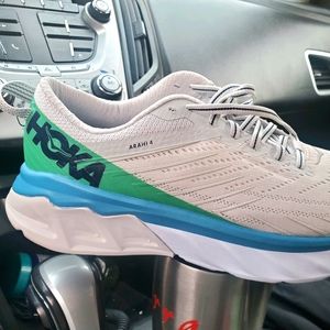 Hoka Arahi 4